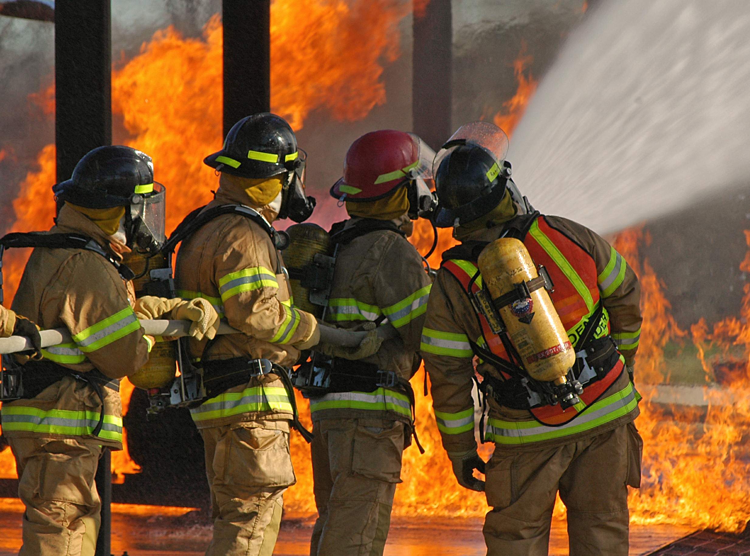 Люди пожарной службы. Аварийно-спасательные работы. Тушение пожара. Аварийноспасателлдьные работы. Пожарные на пожаре.